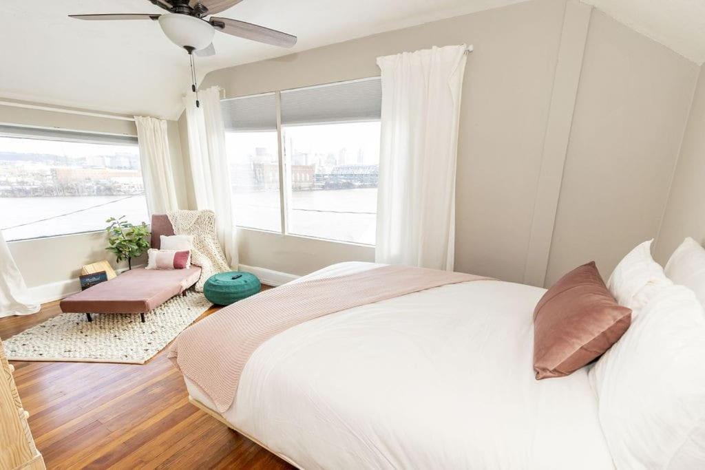 Cozy Riverfront Bungalow With Stunning Views Covington Kültér fotó