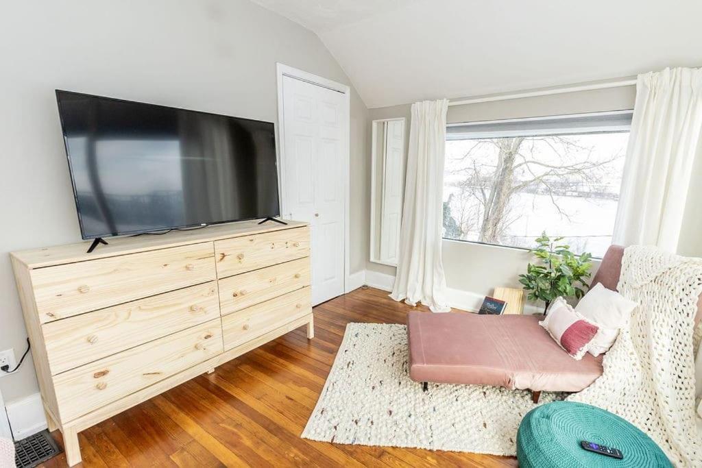 Cozy Riverfront Bungalow With Stunning Views Covington Kültér fotó