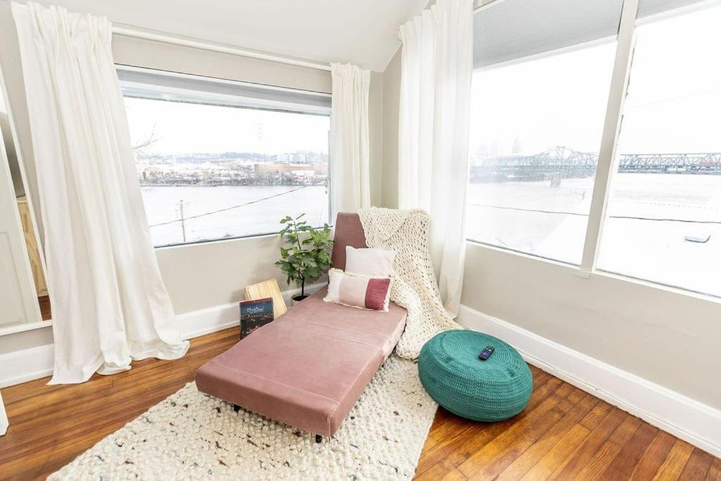 Cozy Riverfront Bungalow With Stunning Views Covington Kültér fotó